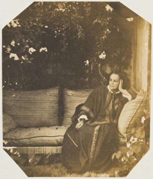 Madame Victor Hugo assise dans la serre de Marine Terrace_0