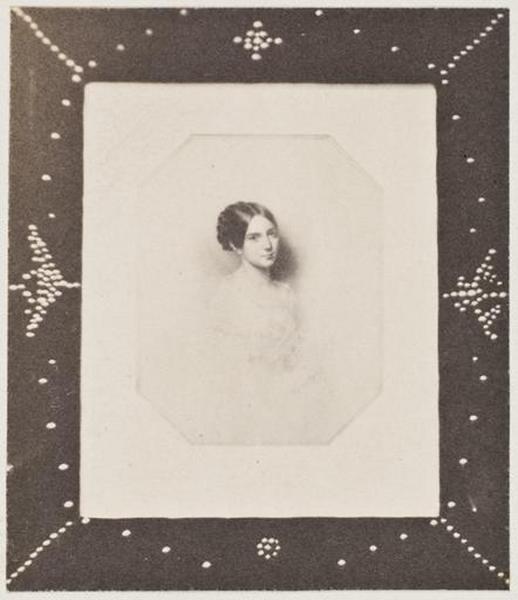 Photographie d'un portrait de Léopoldine dans un cadre_0