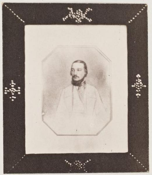 Photographie d'un portrait de Charles Hugo dans un cadre_0