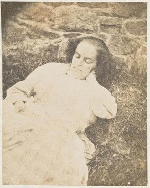 Madame Victor Hugo, allongée dans l'herbe_0