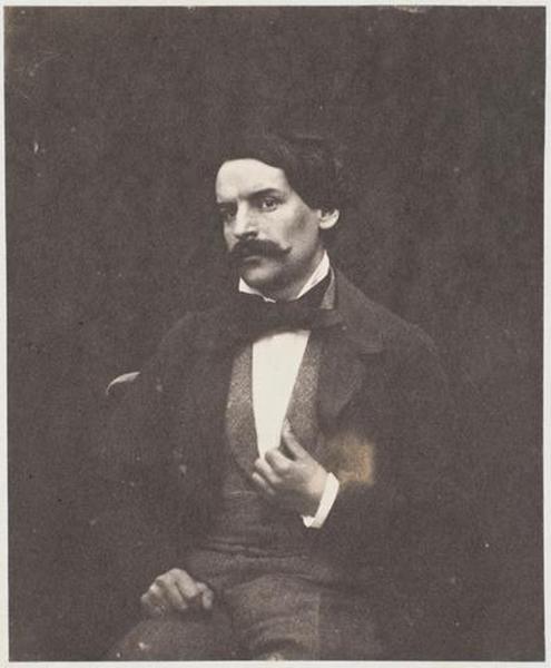 François-Victor Hugo assis, de face, la main gauche au revers de son gilet_0