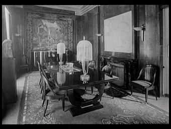 Pavillon du Collectionneur, salle à manger ; bas-relief de Janniot, tapisserie de Voguet, tapis de Gaudissard, surtout de table de Puyforcat