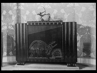 Pavillon du Collectionneur, salon ; meuble en laque de Ruhlmann et  Dunand, dessin du tissu des murs de Stephany