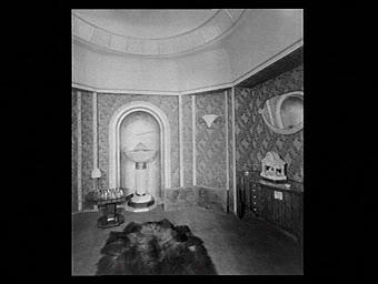 Pavillon de la Manufacture nationale de Sèvres, salon de lumières ; fontaine, pendule et glace de Gauvenet, meubles de Rapin exécutés par l’école Boulle