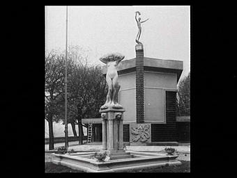 Pavillon de la Tchécoslovaquie : L’Offrande, fontaine de Aronson en pierre des carrières de Chassagne