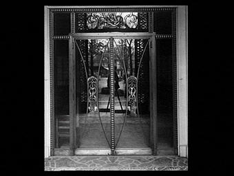 Pavillon de la ville de Paris : porte de ferronnerie