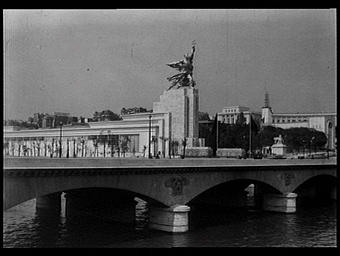 Groupe sculpté du pavillon de l'U.R.S.S. de Véra Muhina : 'L'Ouvrier et la kolkhozienne' ; au second plan, on aperçoit le pavillon de la Roumanie et une aile du palais de Chaillot