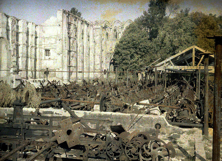 Ruines : au premier plan, l'usine et au deuxième plan, labbaye