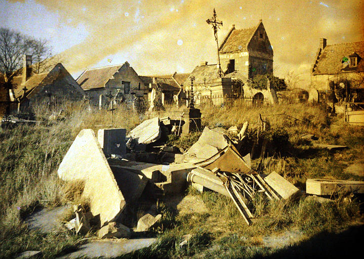 Cimetière, tombes détériorées