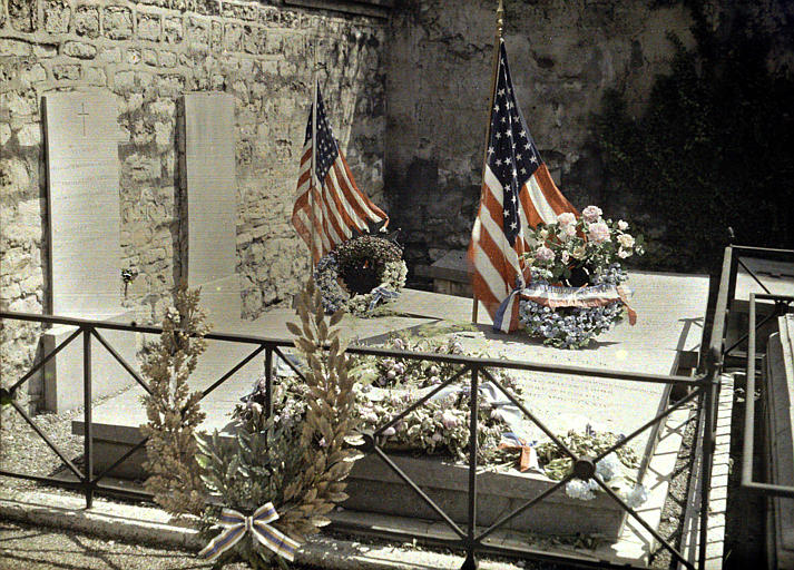 Tombe de Lafayette ; [Drapeaux américains]