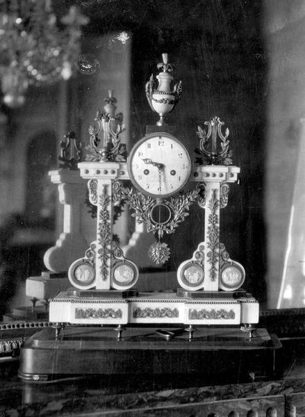 pendule style Louis XVI, vue générale - © Ministère de la Culture (France), Médiathèque du patrimoine et de la photographie (objets mobiliers), tous droits réservés