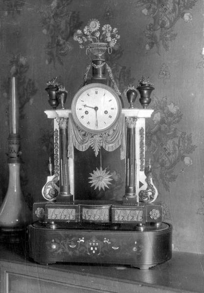 pendule style Louis XVI, vue générale - © Ministère de la Culture (France), Médiathèque du patrimoine et de la photographie (objets mobiliers), tous droits réservés