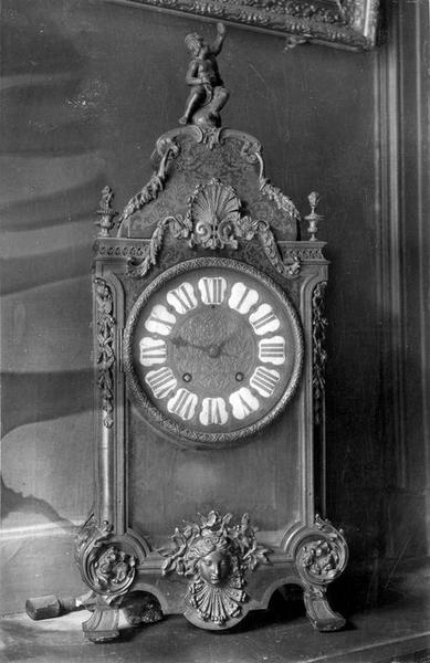 pendule style Louis XVI, vue générale - © Ministère de la Culture (France), Médiathèque du patrimoine et de la photographie (objets mobiliers), tous droits réservés