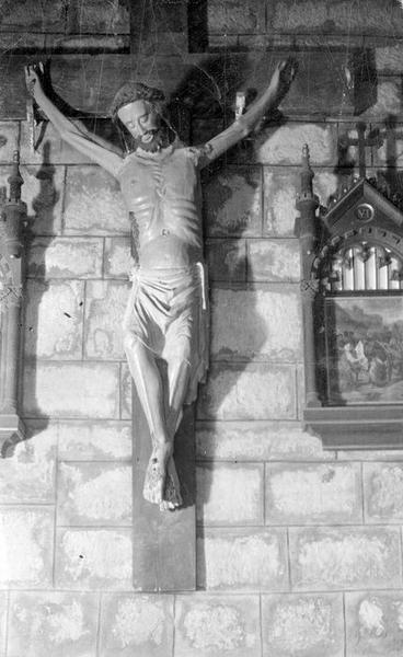 statue : Christ en croix, vue générale