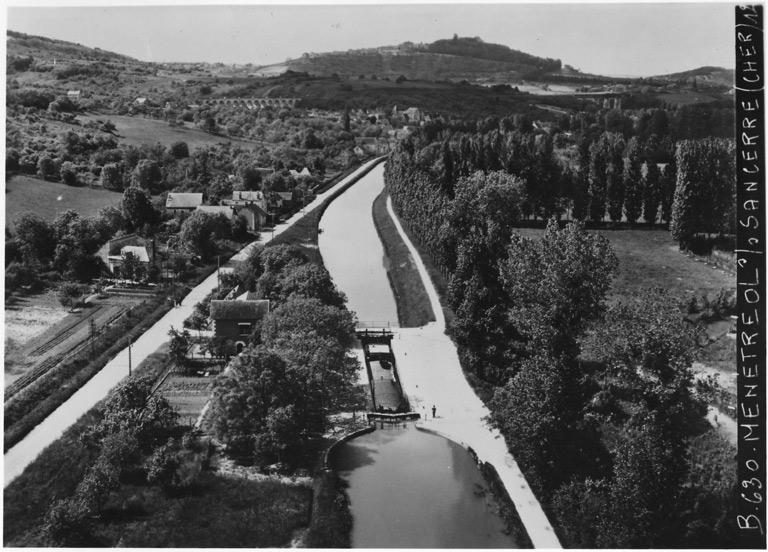 Canal de navigation dit canal latéral à la Loire : au 1er plan écluse de Thauvenay.