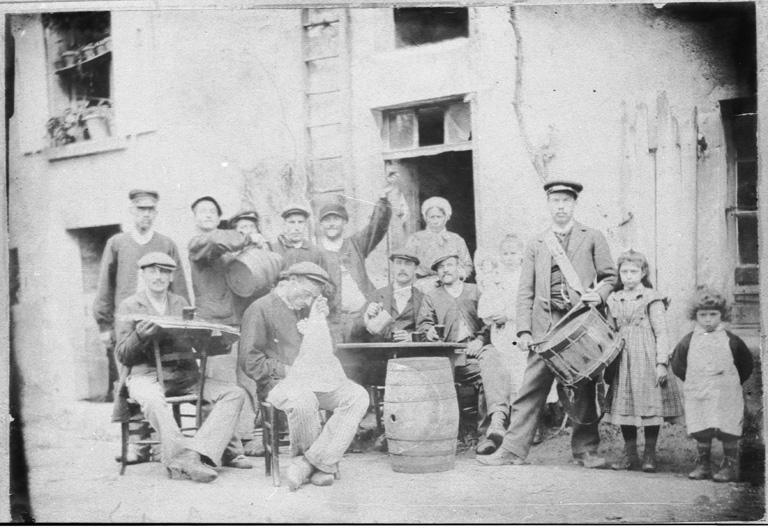 Vue d'un groupe de personnes.