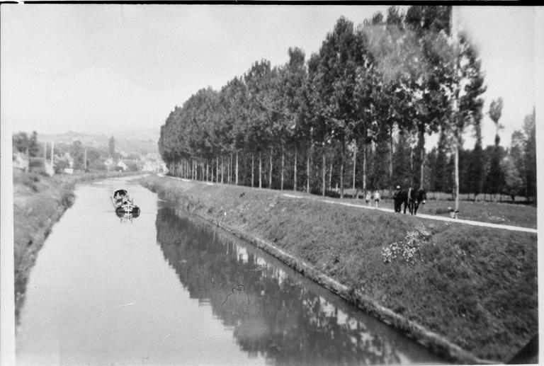 Canal latéral à la Loire : vue d'une péniche sur le canal tirée par un cheval, d'après une carte postale.