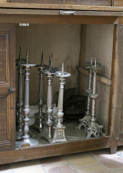 Ensemble de 4 chandeliers d'autel, de 2 chandeliers d'acolyte et d'une croix d'autel