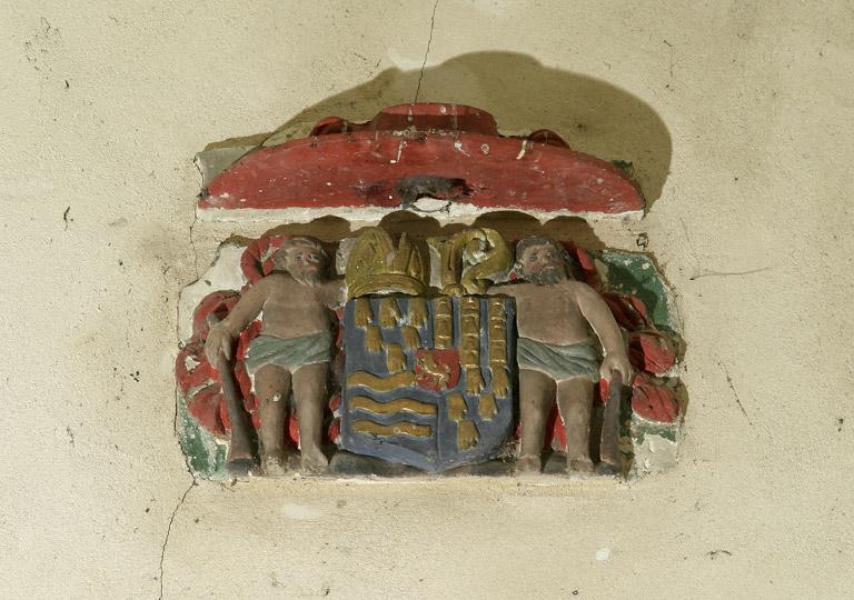 Chevet, vue intérieure : armoiries en remploi.