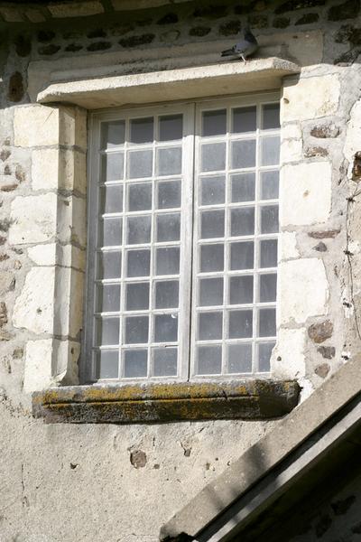 Ancien porche (bâtiment A) : façade sud, détail baie à l'étage.