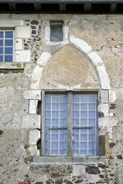 Façade nord, logis du prieur (bâtiment B), 1er étage : baie enarc brisé.
