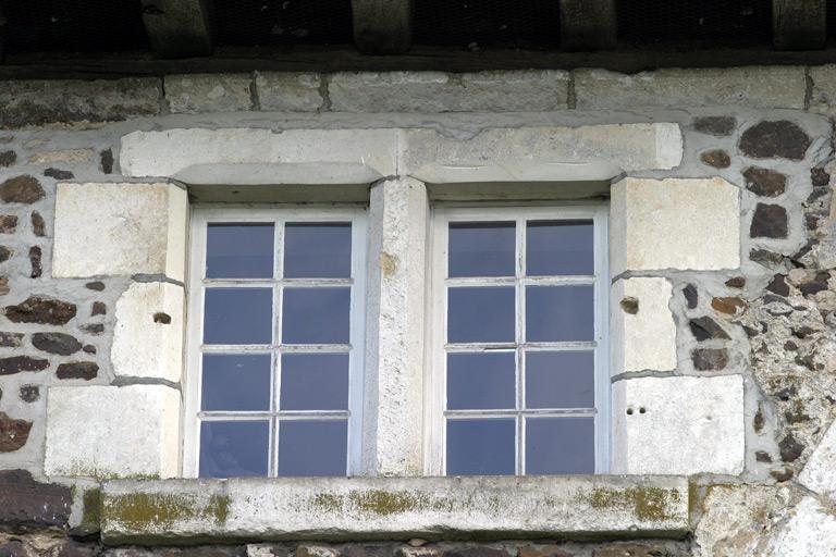 Façade nord, logis du prieur (bâtiment B), 1er étage : fenêtre sous comble, 20e siècle.