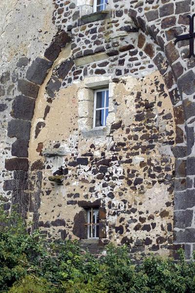 Ancien porche (bâtiment A) : façade nord, grande arcade murée.