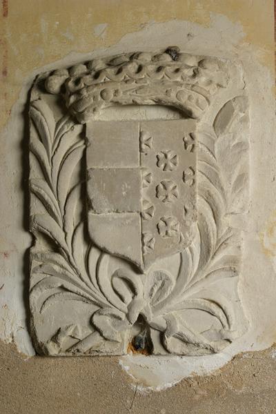 Chapelle seigneuriale : pierre sculptée portant les armoiries des seigneurs de Beaujeu.