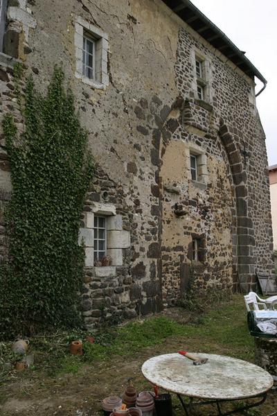 Ancien porche (bâtiment A) : façade nord, détail d'une arcade murée.