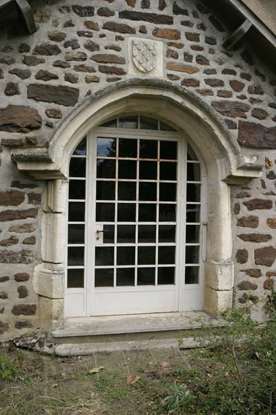 Ancien porche (bâtiment A) : façade sud, porte d'entrée moderne.