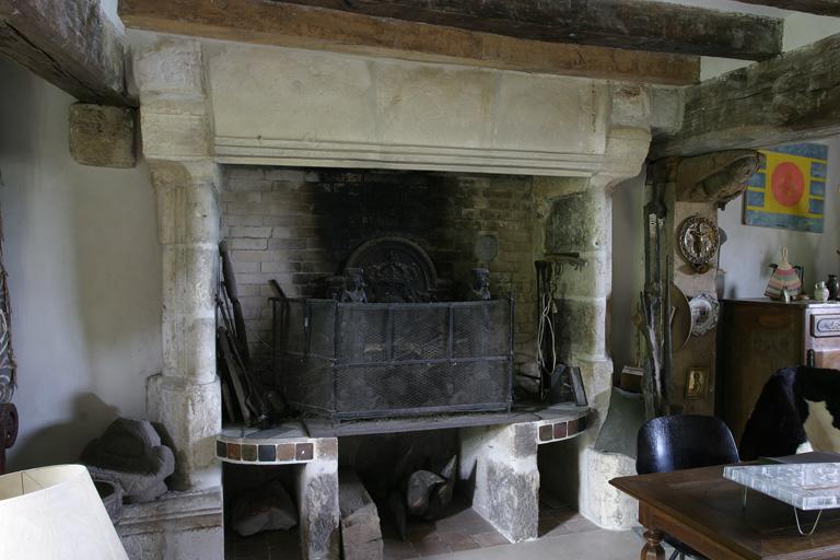 Ancien porche (bâtiment A), rez-de-chaussée : cheminée, 15e siècle.
