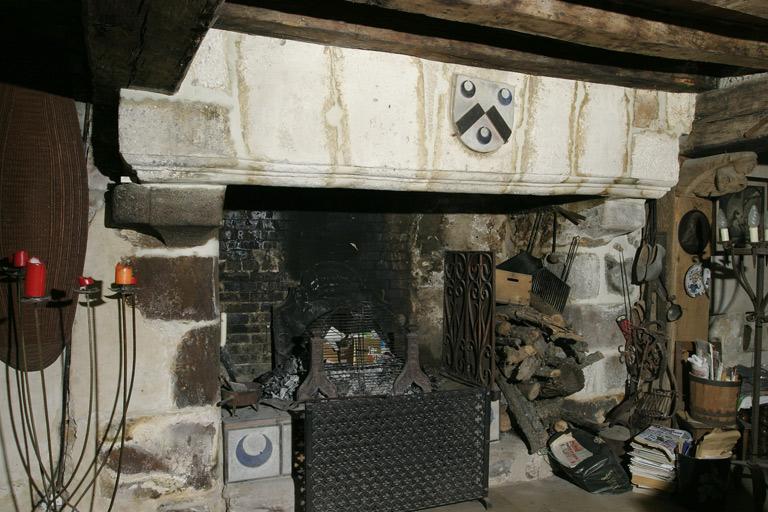Ancien porche (bâtiment A), 1er étage : cheminée.