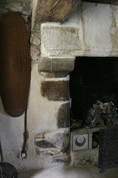 Ancien porche (bâtiment A), 1er étage : cheminée, détail corbeau.