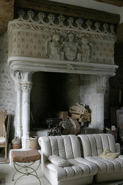 Ancien porche (bâtiment A), niveau sous comble : cheminée en remploi.