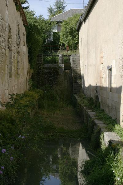 Coursier et déversoir.