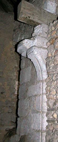 Mur latéral est, comble : vestiges cheminée.
