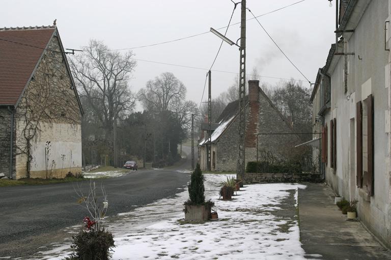 D 52; en arrière-plan, huilerie.
