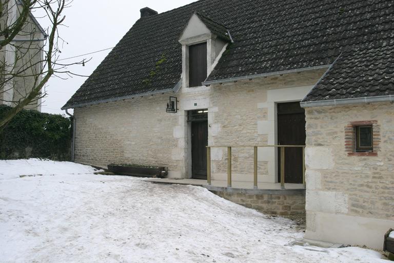 Façade sur cour, entrée de l'huilerie.
