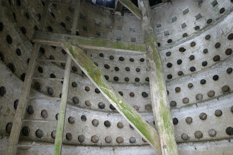 Vue intérieure : échelle tournante et trous de boulins.