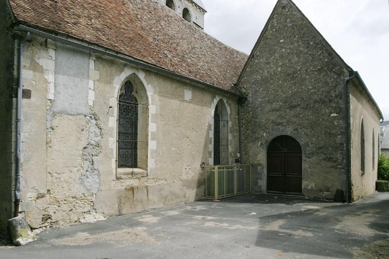 Façade sud et bas côté ajouté au 19e siècle.