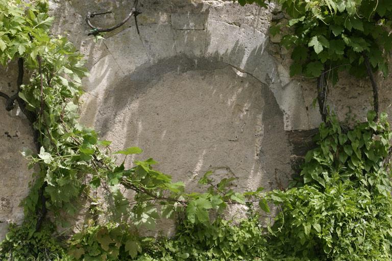 Ancienne entrée murée du pressoir, pignon sud.
