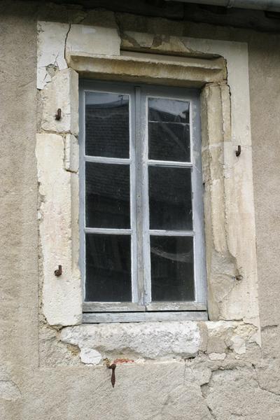 Fenêtre ancienne en remploi dans l'appentis, façade est.