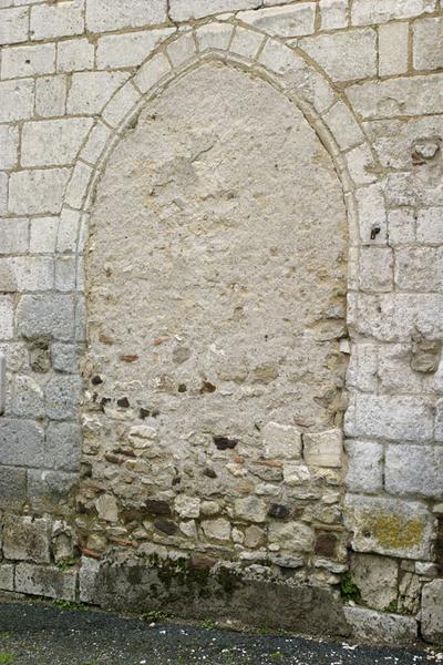 Clocher-porche, porte d'entrée murée sur la face nord.