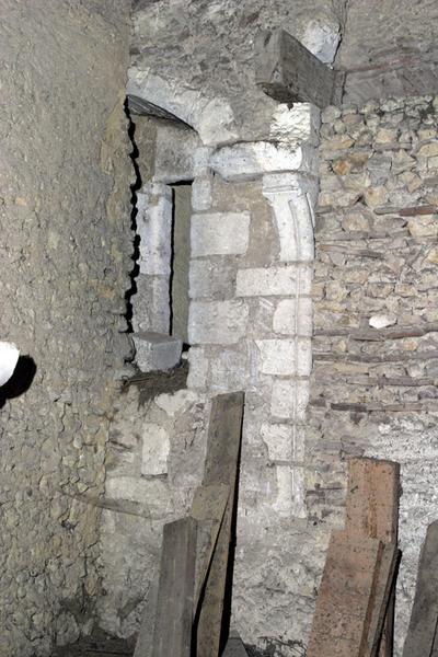 Mur latéral est, comble : vestiges cheminée et fenêtre à coussiège.