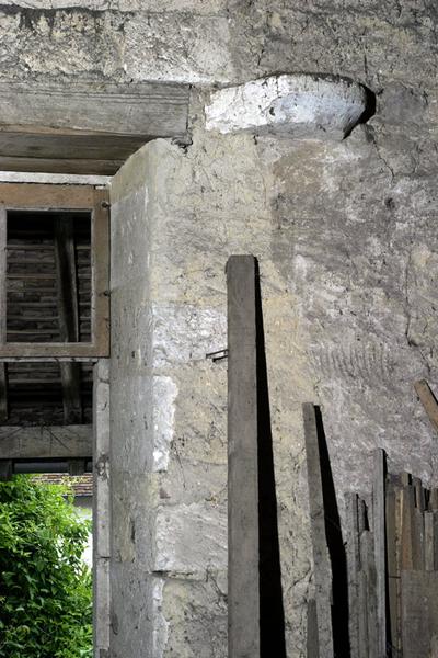 Mur latéral est, comble : vestiges cheminée.