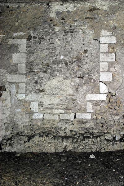 Mur latéral est, comble : trace fenêtre à coussiège.