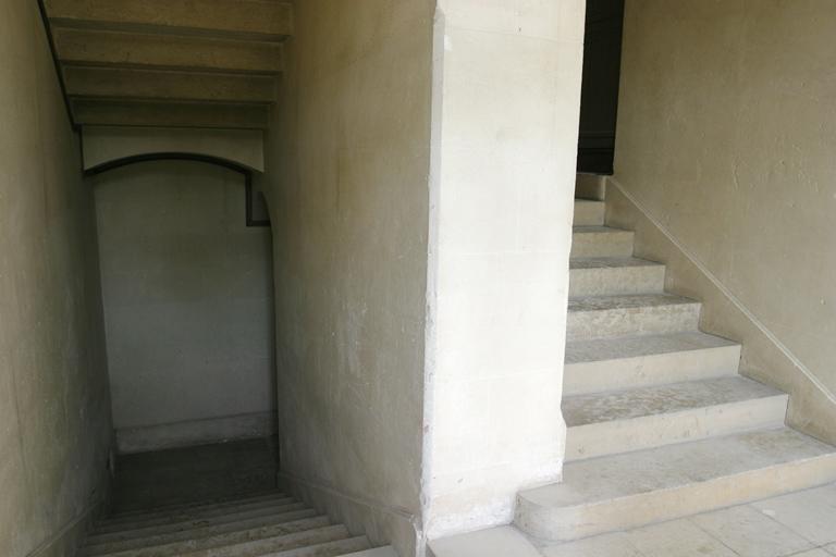 Vue intérieure, corps de logis central : rez-de-chaussée, escalier en pierre.