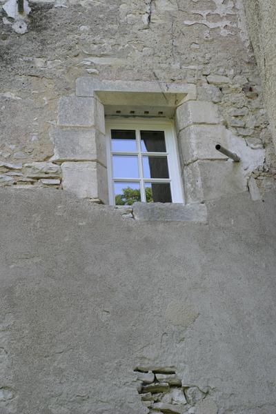 Façade nord-est, rez-de-chaussée, fenêtre, vestige de l'édifice médiéval.