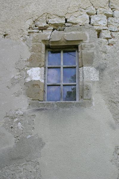 Façade nord-est, tour, fenêtre du rez-de-chaussée.