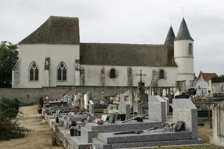 Vue d'ensemble côté nord; au premier plan, cimetière.